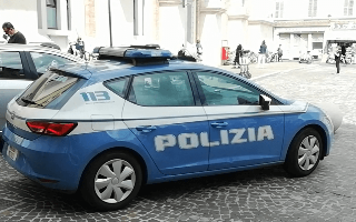Pesaro - Lite tra ragazzi all’esterno di un locale, polizia sanziona giovane ubriaco